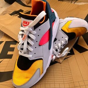 New(unworn) Nike Air Huarache “RUN NYC” limited colorway
